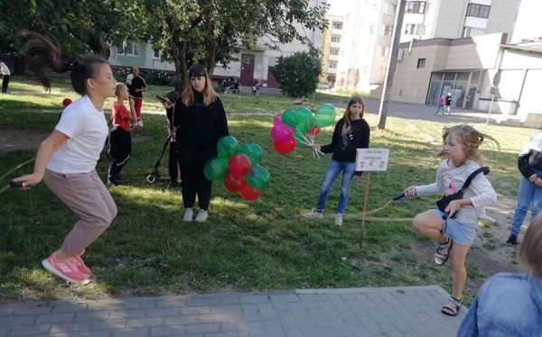 Проект «Дворовые игры» 7 июля в очередной раз порадовал детей и взрослых – на улице Коммунистической Проект «Дворовые игры» 7 июля в очередной раз порадовал детей и взрослых – на улице Коммунистической
