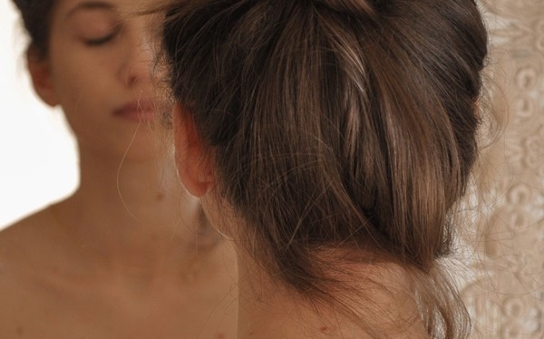 Трихолог назвал распространенную причину выпадения волос