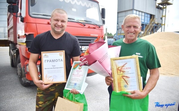 В Барановичском районе чествовали первых водителей-тысячников на уборке урожая В Барановичском районе чествовали первых водителей-тысячников на уборке урожая