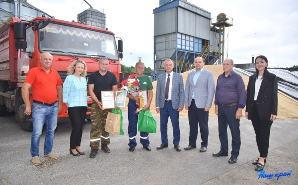В Барановичском районе чествовали первых водителей-тысячников на уборке урожая В Барановичском районе чествовали первых водителей-тысячников на уборке урожая