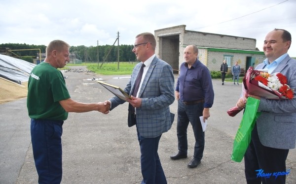 В Барановичском районе чествовали первых водителей-тысячников на уборке урожая В Барановичском районе чествовали первых водителей-тысячников на уборке урожая
