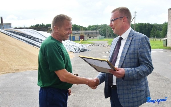 В Барановичском районе чествовали первых водителей-тысячников на уборке урожая В Барановичском районе чествовали первых водителей-тысячников на уборке урожая