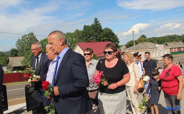 В Барановичском районе торжественно открыли обновленный памятник погибшим землякам