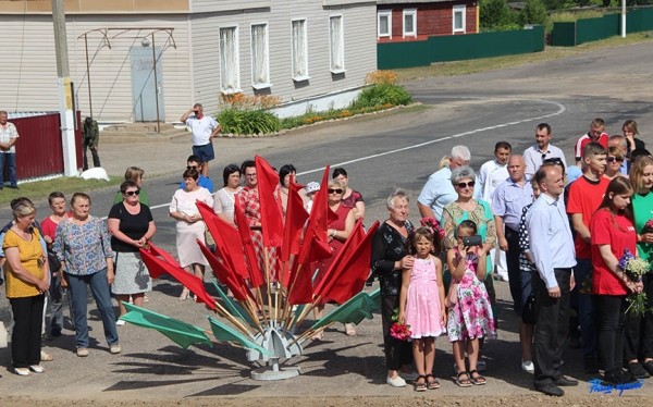 В Барановичском районе торжественно открыли обновленный памятник погибшим землякам