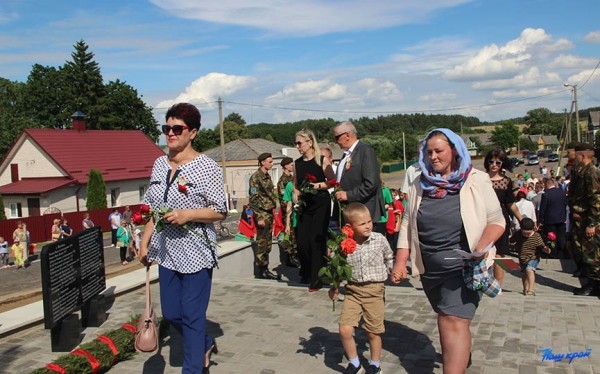 В Барановичском районе торжественно открыли обновленный памятник погибшим землякам