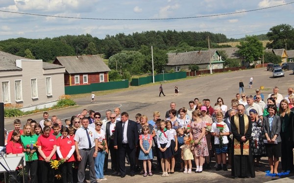 В Барановичском районе торжественно открыли обновленный памятник погибшим землякам