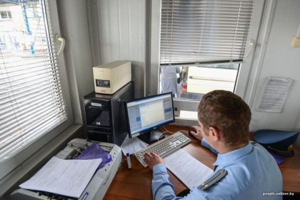 Платная очередь на выезд в Польшу растянулась на неделю