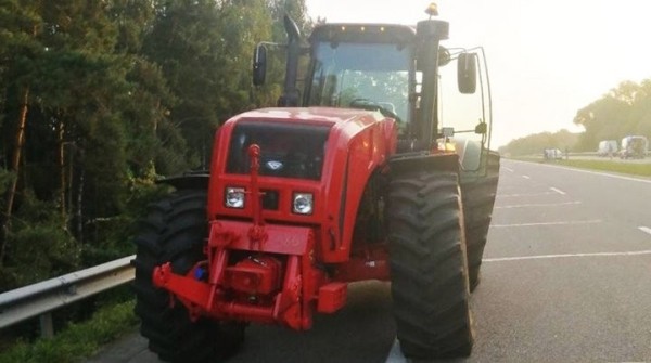 Минивэн столкнулся с трактором в Кобринском районе Минивэн столкнулся с трактором в Кобринском районе