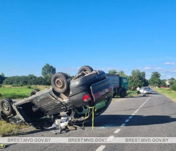 В Берёзовском районе автомобиль оказался на крыше. Как это произошло? В Берёзовском районе автомобиль оказался на крыше. Как это произошло?