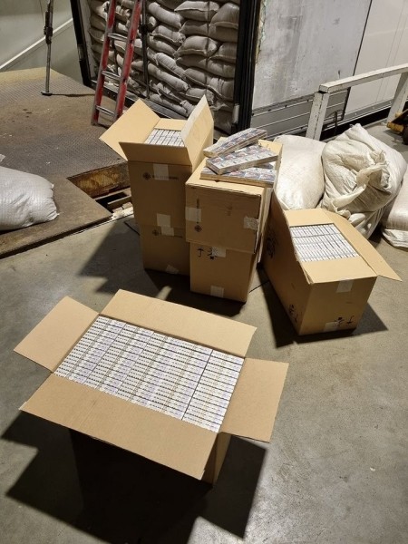 Сигареты на 1,8 млн евро нашли таможенники Литвы в фуре из Беларуси Сигареты на 1,8 млн евро нашли таможенники Литвы в фуре из Беларуси