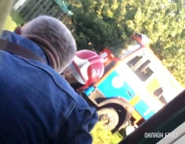 Читатель: Глазами пассажиров. Как выводили людей из поезда, который сегодня врезался в Audi.
             
                Читатель: Глазами пассажиров. Как выводили людей из поезда, который сегодня врезался в Audi.