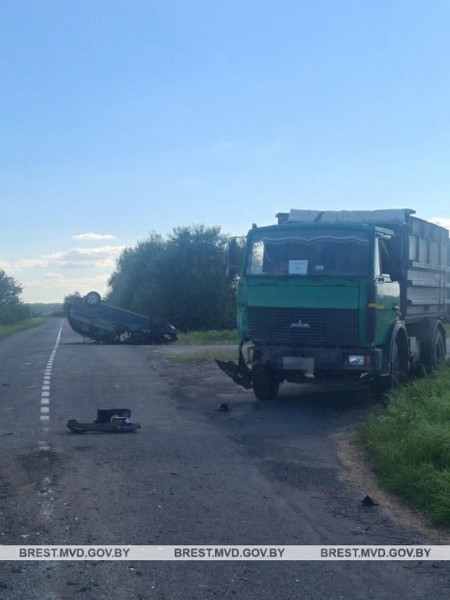 В Берёзовском районе автомобиль оказался на крыше. Как это произошло? В Берёзовском районе автомобиль оказался на крыше. Как это произошло?