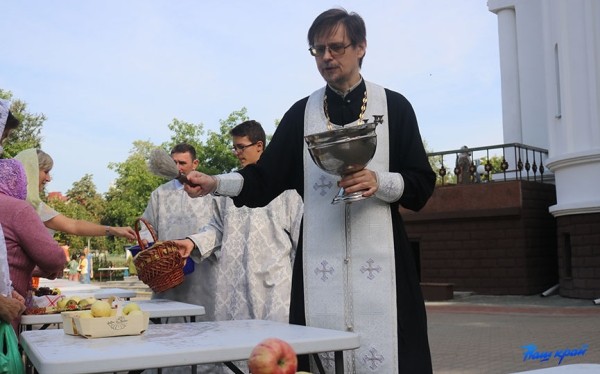 Фоторепортаж. Яблочный спас в Барановичах