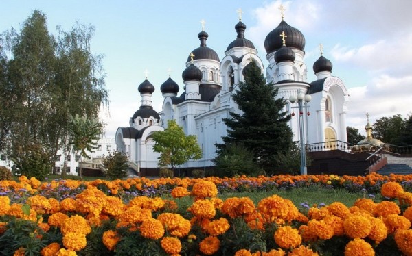 Православные верующие празднуют Успение Пресвятой Богородицы