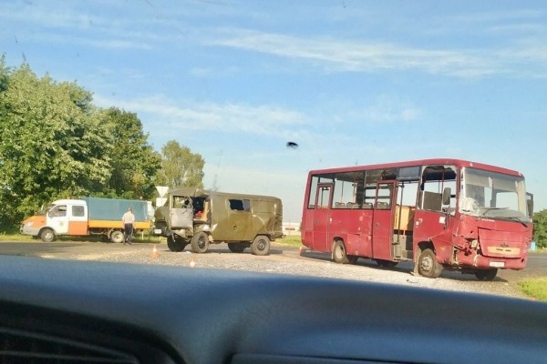 Автобус и микроавтобус столкнулись в Березовском районе Автобус и микроавтобус столкнулись в Березовском районе