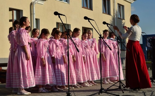 Детский образцовый хор «Радуга» г. Барановичи детской хоровой школы искусств имени В.В. Ровдо принял участие в концерте для жителей Несвижского района