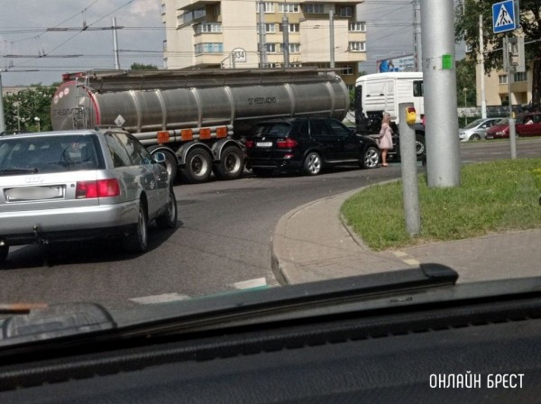 
                Сегодня в Бресте столкнулись BMW и автомобиль-цистерна. Вот видео, как это произошло
            