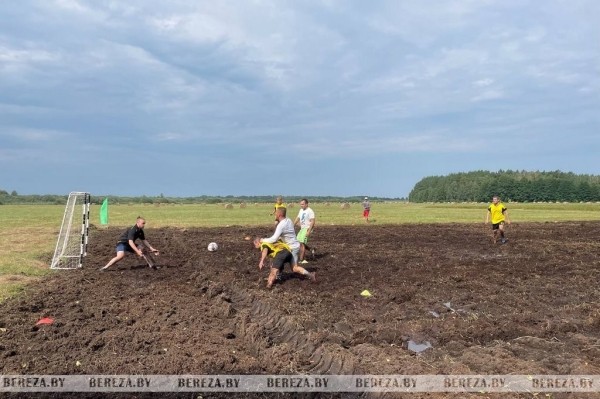 Футбол на болоте в Брестской области. Фоторепортаж Футбол на болоте в Брестской области. Фоторепортаж