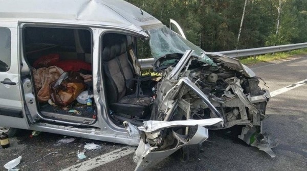 Минивэн столкнулся с трактором в Кобринском районе Минивэн столкнулся с трактором в Кобринском районе