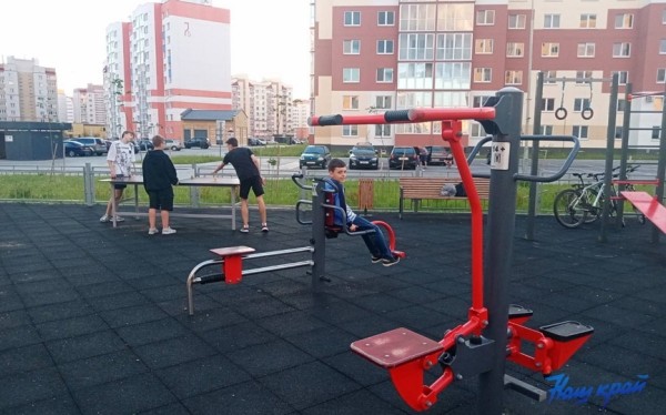 Фотофакт. Что-то новенькое: в Боровках появилась воркаут-площадка