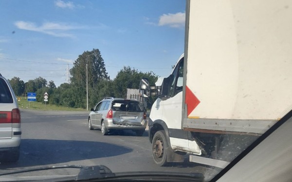 Фотофакт. Грузовик въехал в легковушку в Барановичах Фотофакт. Грузовик въехал в легковушку в Барановичах