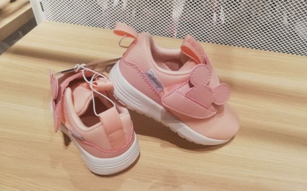 Ноги бы «не дышали». Детскую обувь с подкладкой из синтетики обнаружили в продаже сотрудники Госстандарта