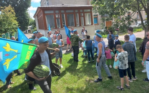 Солдатская каша, стрельба по мишеням и поездки верхом. Чем десантники удивили горожан в День ВДВ Солдатская каша, стрельба по мишеням и поездки верхом. Чем десантники удивили горожан в День ВДВ
