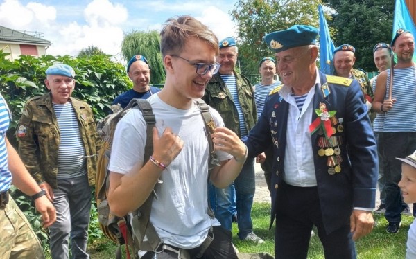 Солдатская каша, стрельба по мишеням и поездки верхом. Чем десантники удивили горожан в День ВДВ Солдатская каша, стрельба по мишеням и поездки верхом. Чем десантники удивили горожан в День ВДВ