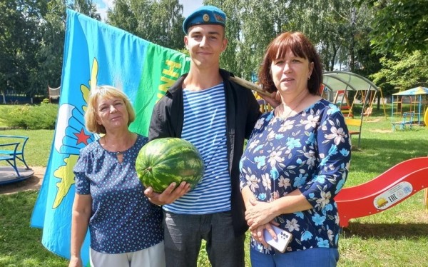 Солдатская каша, стрельба по мишеням и поездки верхом. Чем десантники удивили горожан в День ВДВ Солдатская каша, стрельба по мишеням и поездки верхом. Чем десантники удивили горожан в День ВДВ
