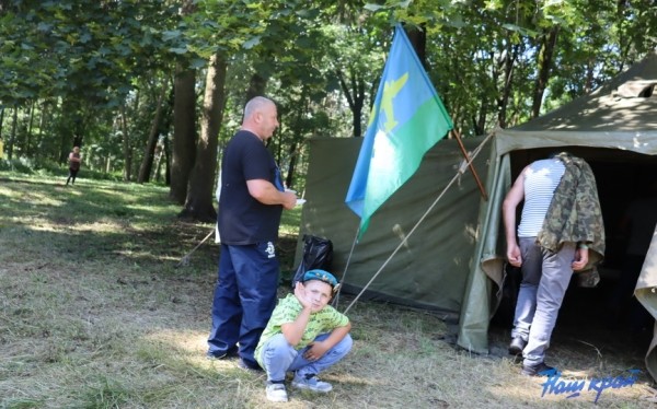 Солдатская каша, стрельба по мишеням и поездки верхом. Чем десантники удивили горожан в День ВДВ Солдатская каша, стрельба по мишеням и поездки верхом. Чем десантники удивили горожан в День ВДВ