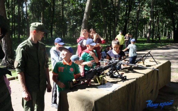 Солдатская каша, стрельба по мишеням и поездки верхом. Чем десантники удивили горожан в День ВДВ Солдатская каша, стрельба по мишеням и поездки верхом. Чем десантники удивили горожан в День ВДВ
