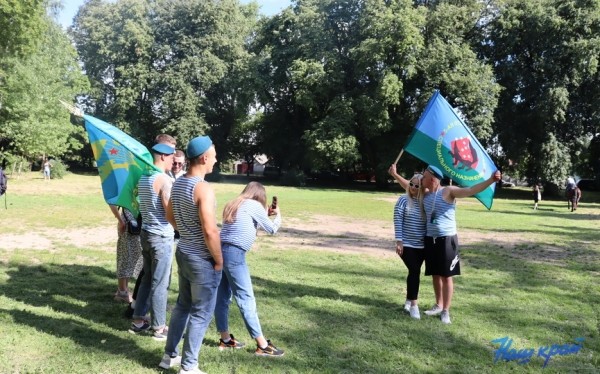 Солдатская каша, стрельба по мишеням и поездки верхом. Чем десантники удивили горожан в День ВДВ Солдатская каша, стрельба по мишеням и поездки верхом. Чем десантники удивили горожан в День ВДВ