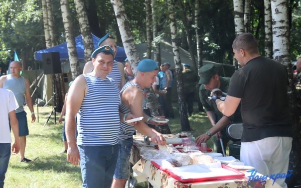 Солдатская каша, стрельба по мишеням и поездки верхом. Чем десантники удивили горожан в День ВДВ Солдатская каша, стрельба по мишеням и поездки верхом. Чем десантники удивили горожан в День ВДВ