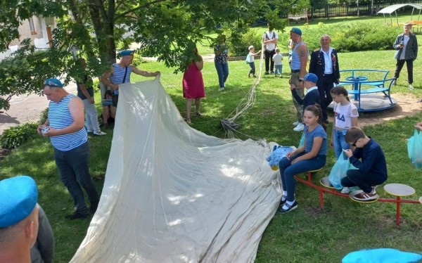 Солдатская каша, стрельба по мишеням и поездки верхом. Чем десантники удивили горожан в День ВДВ Солдатская каша, стрельба по мишеням и поездки верхом. Чем десантники удивили горожан в День ВДВ