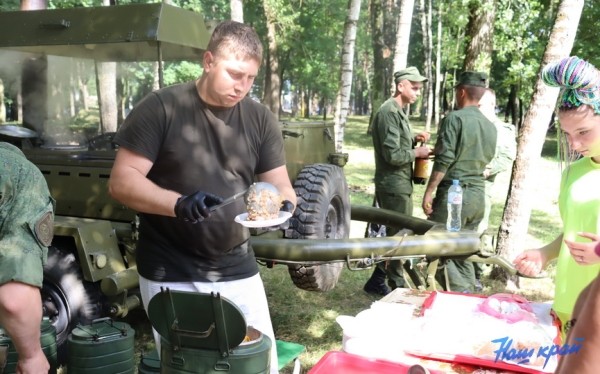 Солдатская каша, стрельба по мишеням и поездки верхом. Чем десантники удивили горожан в День ВДВ Солдатская каша, стрельба по мишеням и поездки верхом. Чем десантники удивили горожан в День ВДВ