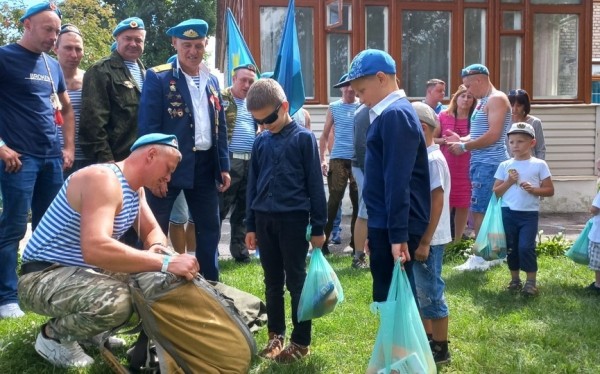 Солдатская каша, стрельба по мишеням и поездки верхом. Чем десантники удивили горожан в День ВДВ Солдатская каша, стрельба по мишеням и поездки верхом. Чем десантники удивили горожан в День ВДВ