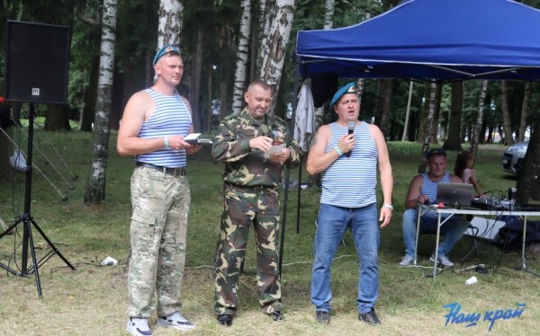 Солдатская каша, стрельба по мишеням и поездки верхом. Чем десантники удивили горожан в День ВДВ Солдатская каша, стрельба по мишеням и поездки верхом. Чем десантники удивили горожан в День ВДВ