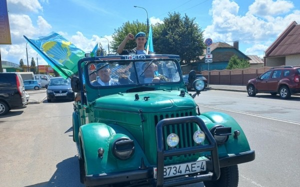 Солдатская каша, стрельба по мишеням и поездки верхом. Чем десантники удивили горожан в День ВДВ Солдатская каша, стрельба по мишеням и поездки верхом. Чем десантники удивили горожан в День ВДВ