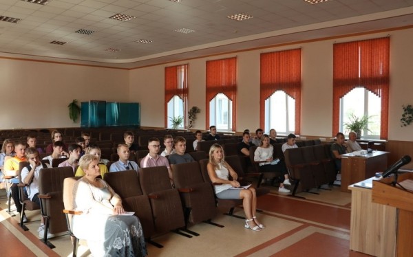 В Барановичах прошла встреча руководства электросетей с молодежью В Барановичах прошла встреча руководства электросетей с молодежью