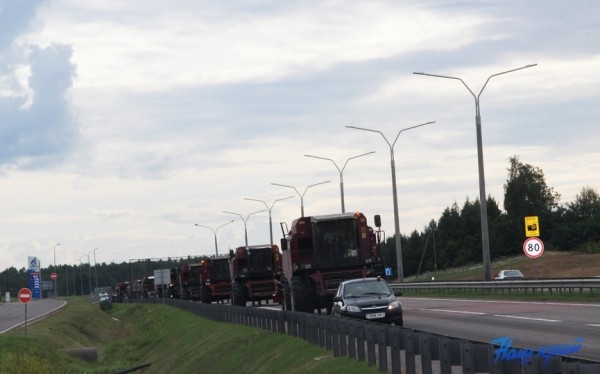 В Барановичский район для оказания помощи в уборке урожая прибыли зерноуборочные комбайны