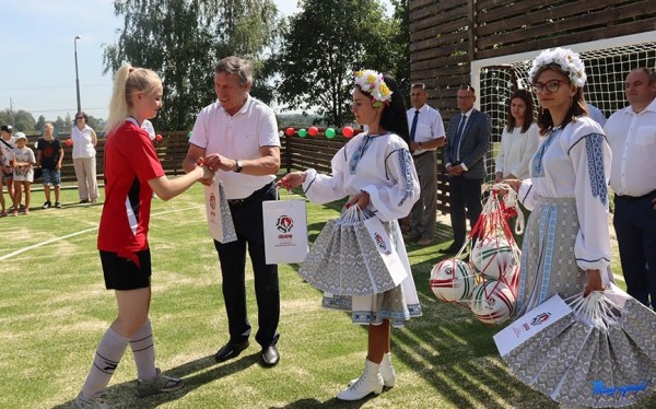 В Барановичском районе открыли футбольное поле с искусственным покрытием В Барановичском районе открыли футбольное поле с искусственным покрытием