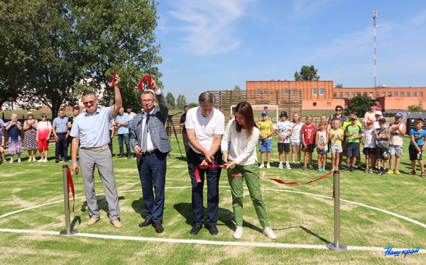 В Барановичском районе открыли футбольное поле с искусственным покрытием В Барановичском районе открыли футбольное поле с искусственным покрытием