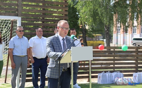 В Барановичском районе открыли футбольное поле с искусственным покрытием В Барановичском районе открыли футбольное поле с искусственным покрытием