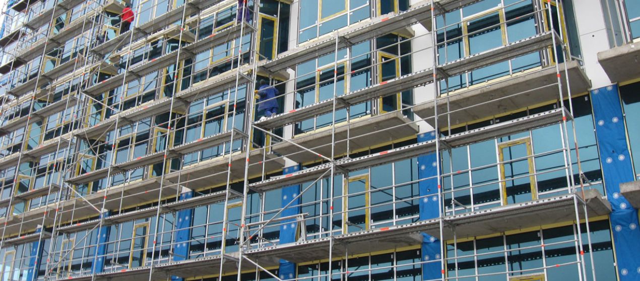 Строительные леса как альтернатива высокой лестнице