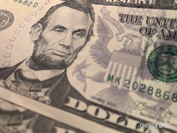 Доллар дешевеет четвертые торги подряд и пока не хочет останавливаться Доллар дешевеет четвертые торги подряд и пока не хочет останавливаться