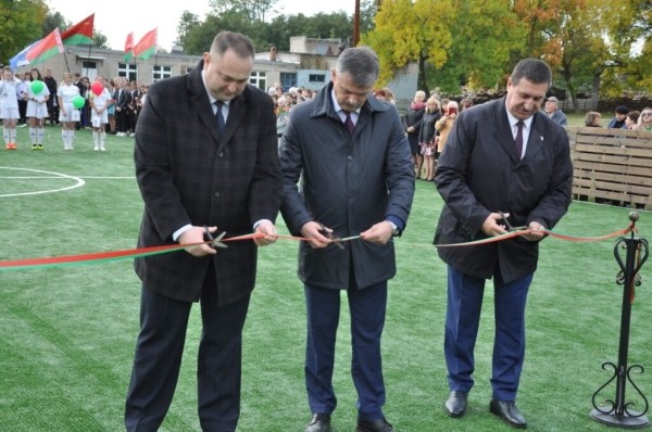 В Дрогичинском районе тожественно открыли мини-футбольную площадку В Дрогичинском районе тожественно открыли мини-футбольную площадку
