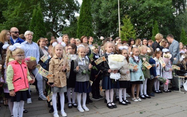 Торжественные линейки, посвященные началу учебного года, в учреждениях образования Барановичей. Фоторепортаж Торжественные линейки, посвященные началу учебного года, в учреждениях образования Барановичей. Фоторепортаж
