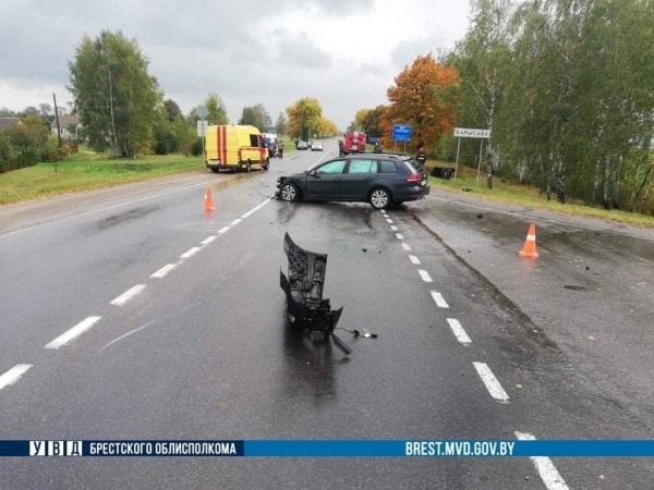 Под Кобрином перевернулся автомобиль. Как это произошло