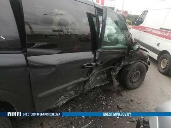 Ребенка и двух женщин забрала скорая. Подробности ДТП на кольце в Барановичах Ребенка и двух женщин забрала скорая. Подробности ДТП на кольце в Барановичах