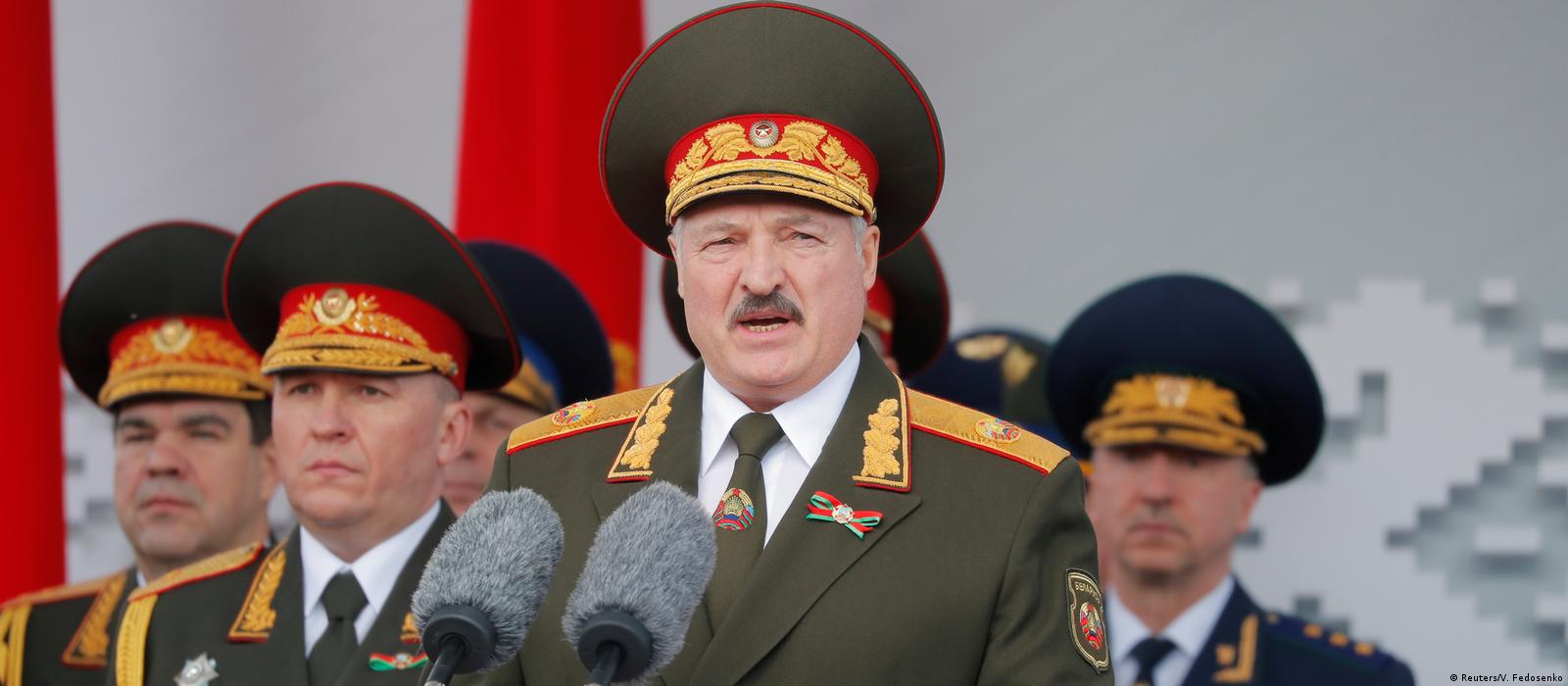 Лукашенко поручил призвать в армию военнообязанных и изучить опыт мобилизации в России